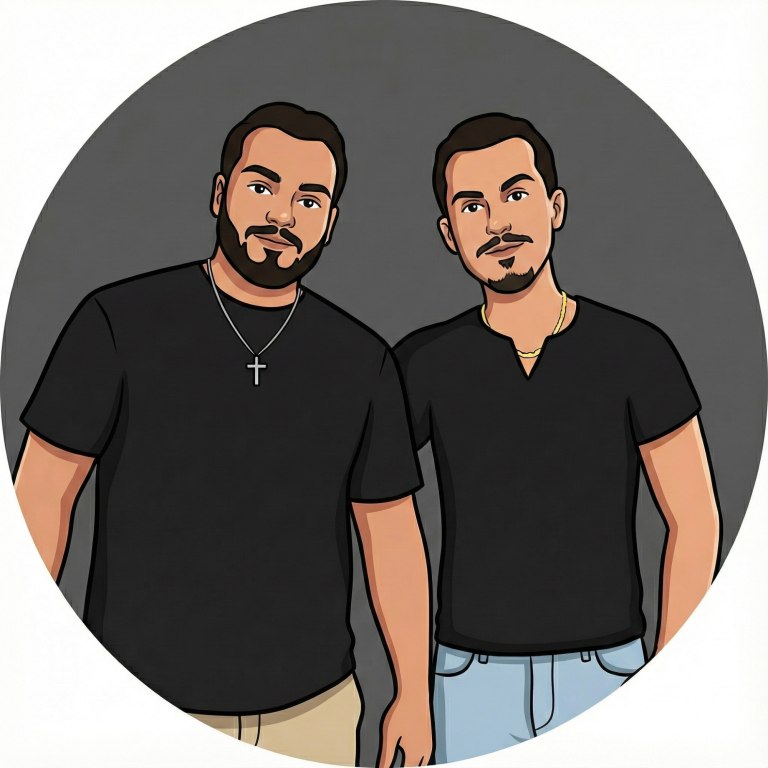 Zwei Männer stehen nebeneinander, beide tragen schwarze T-Shirts und lächeln.