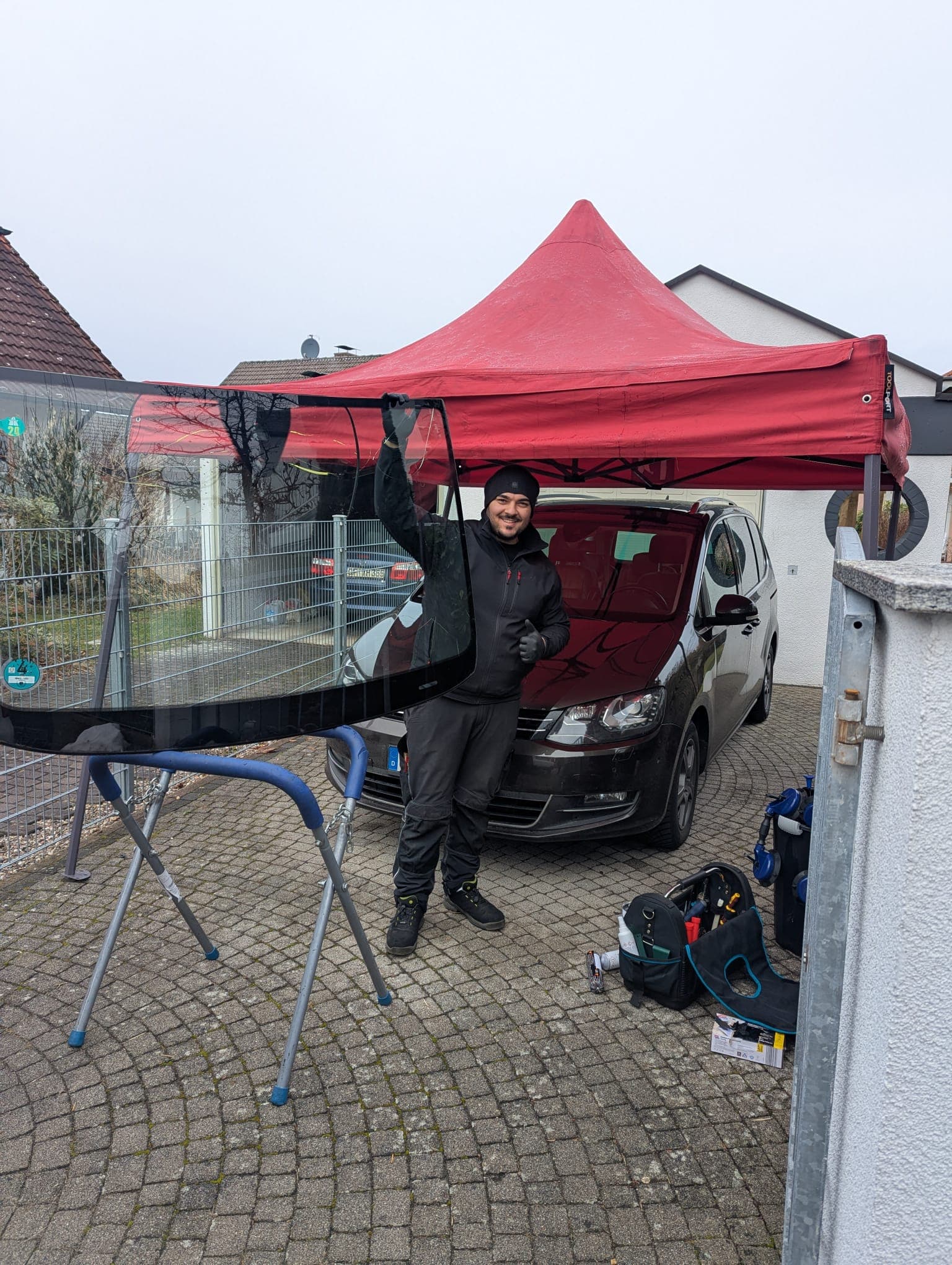 Mobiler Autoglas-Service vor Ort mit neuer Windschutzscheibe