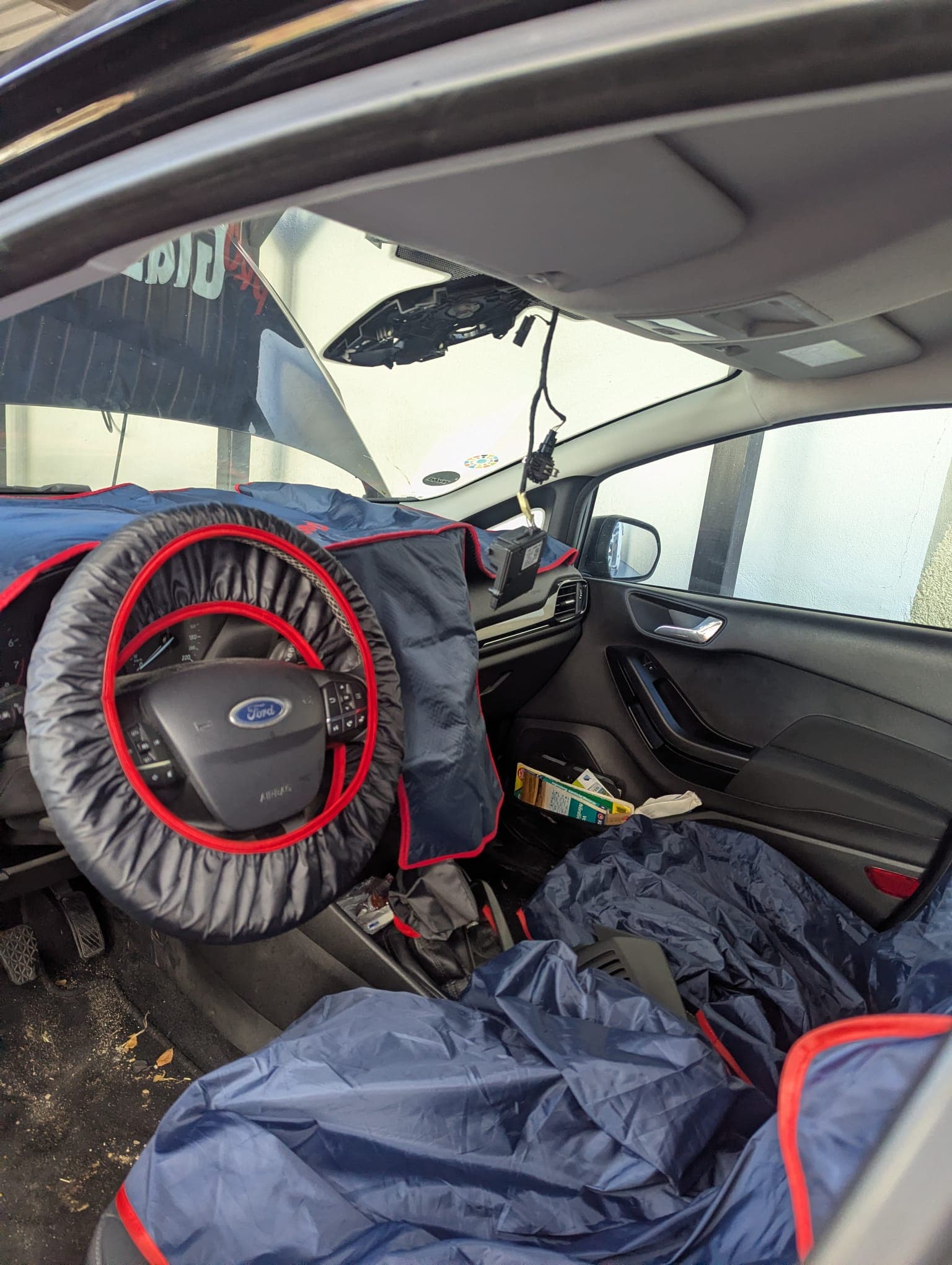 Fahrzeuginnenraum mit Schutzabdeckung bei Scheibenarbeit