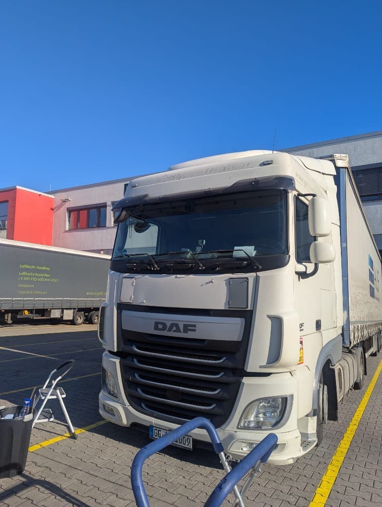 Windschutzscheiben-Service an einem LKW