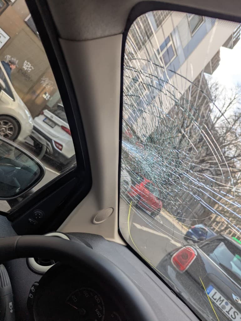 Seitenscheibenschaden im Fahrzeuginnenraum