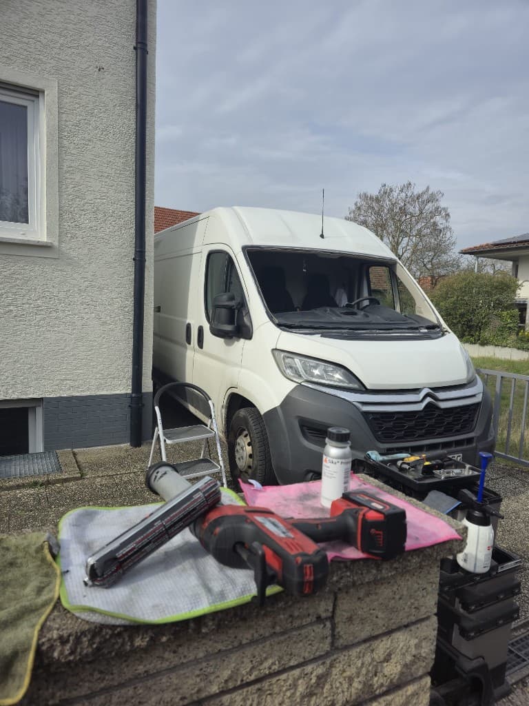 Windschutzscheiben-Austausch an einem Transporter